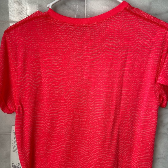NWT Lululemon Train to be Tee size 6 - Picture 4 of 4
